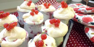 Beitragsbild des Blogbeitrags Ribiselkuchen im Glas – Kindheitserinnerungen werden wach…