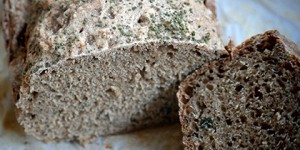 Beitragsbild des Blogbeitrags Brot mit Brennnesselsamen …Schöne Grüße aus dem Sommerloch… 