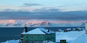 Beitragsbild des Blogbeitrags Barentsburg mit dem Schneemobil – Sowjetromantik pur