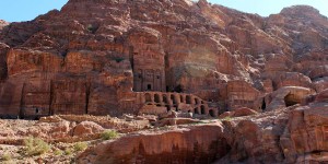 Beitragsbild des Blogbeitrags Petra Jordanien – Eintritt, Highlights & Tipps für die Felsenstadt 