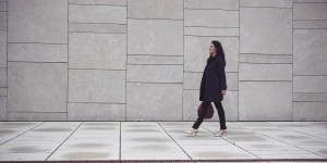 Beitragsbild des Blogbeitrags OUTFIT: Blauer Trenchcoat mit schwarzer Jeans und beigen High Heels