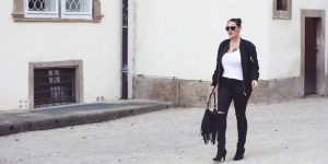 Beitragsbild des Blogbeitrags Outfit: Schwarze Bomberjacke mit ripped Jeans und Fransentasche
