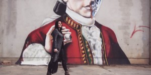 Beitragsbild des Blogbeitrags OUTFIT: schwarze Lederhose, grauer Longcardigan und beige Fransenboots