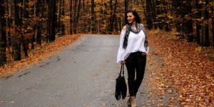 Beitragsbild des Blogbeitrags Outfit: weiße Off-Shoulder Bluse mit Trompetenärmeln und Lederhose