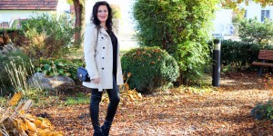 Beitragsbild des Blogbeitrags Outfit: beiger Trenchcoat mit Lederhose 