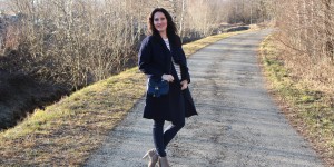 Beitragsbild des Blogbeitrags OUTFIT: Dunkelblauer Wollmantel mit blauer Hose