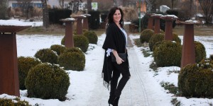 Beitragsbild des Blogbeitrags OUTFIT: Streifen-Bluse und trendy Netzstrumpfhose