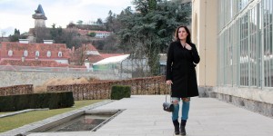 Beitragsbild des Blogbeitrags OUTFIT: Destroyed Jeans mit Netzstrumpfhose und 3-färbigen Stiefeletten