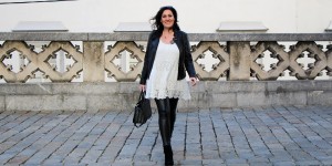 Beitragsbild des Blogbeitrags OUTFIT: Weisses Kleid mit Spitze – Mein Outfit für den Bloggerbrunch