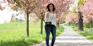 Beitragsbild des Blogbeitrags OUTFIT: Knee Cut Jeans mit Off-Shoulder Bluse von H&M und braunen Pumps von Zara 