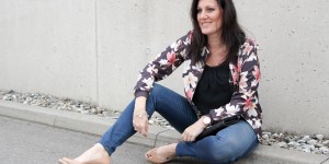 Beitragsbild des Blogbeitrags OUTFIT: Blumenprint Blouson und Poncho-Bluse von Cartoon