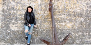 Beitragsbild des Blogbeitrags OUTFIT: Lederjacke und Destroyed Jeans mit TOMs in Umag