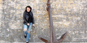 Beitragsbild des Blogbeitrags OUTFIT: Lederjacke und Destroyed Jeans mit TOMs in Umag 