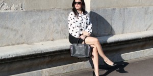 Beitragsbild des Blogbeitrags ﻿OUTFIT: Polka Dot Bluse mit kurzem Rock im Business Style 