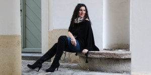 Beitragsbild des Blogbeitrags OUTFIT: Schal mit Karomuster von Burberry und schwarzer Poncho 