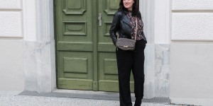 Beitragsbild des Blogbeitrags OUTFIT: Flower Power – Blumenprint Bluse mit schwarzer weiter Hose und Lederjacke
