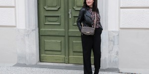 Beitragsbild des Blogbeitrags OUTFIT: Flower Power – Blumenprint Bluse mit schwarzer weiter Hose und Lederjacke 