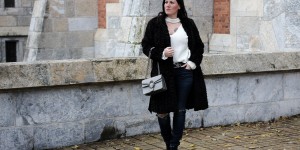 Beitragsbild des Blogbeitrags OUTFIT: Fake Fur Mantel mit Destroyed Jeans