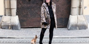 Beitragsbild des Blogbeitrags OUTFIT: Fake Fur Mantel mit Leopardenmuster und schwarzer Skinny Jeans 