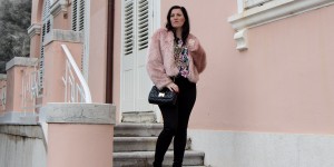 Beitragsbild des Blogbeitrags Rosa Fake Fur Jacke zu schwarzer Skinny Jeans und Baker Boy Mütze