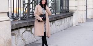 Beitragsbild des Blogbeitrags Glencheck Kleid mit Camel Coat – so style ich mein Kleid im Winter