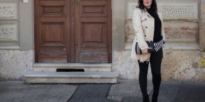 Beitragsbild des Blogbeitrags Layering mit Streifenbluse, Strickpullover und Trenchcoat