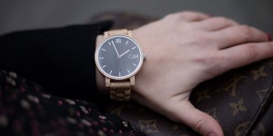 Beitragsbild des Blogbeitrags Cari Watches – meine neue Holzuhr als Accessoire zum Blumenkleid mit Leggings und Baker Boy