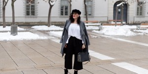 Beitragsbild des Blogbeitrags Culotte mit weißer Off-Shoulder Bluse und grauem Wollmantel 