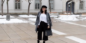 Beitragsbild des Blogbeitrags Culotte mit weißer Off-Shoulder Bluse und grauem Wollmantel