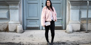 Beitragsbild des Blogbeitrags Rosa Fake Fur Jacke mit rosé goldenem Schmuck 
