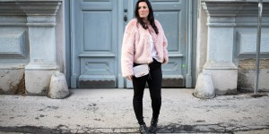 Beitragsbild des Blogbeitrags Rosa Fake Fur Jacke mit rosé goldenem Schmuck