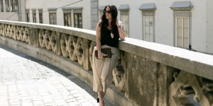 Beitragsbild des Blogbeitrags Spring Vibes mit Culotte aus glitzerndem Leinen-Mix und Halskette mit echter Chrysantheme