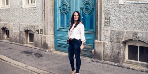 Beitragsbild des Blogbeitrags Outfit mit weißer Off-Shoulder Bluse und Gucci Gürtel mit Doppel G Schnalle