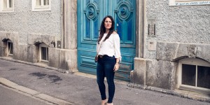 Beitragsbild des Blogbeitrags Outfit mit weißer Off-Shoulder Bluse und Gucci Gürtel mit Doppel G Schnalle 