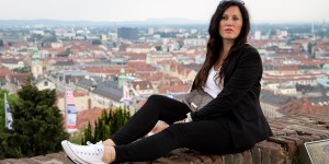 Beitragsbild des Blogbeitrags Outfit mit weißen Converse zu schwarzer Skinny Jeans und Gucci Gürtel
