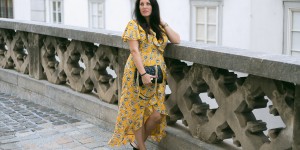Beitragsbild des Blogbeitrags Sommer Outfit mit meinem gelben Wickelkleid mit Rüschen