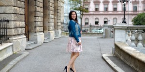 Beitragsbild des Blogbeitrags Zartes rosa Sommerkleid mit Jeansjacke und High Heels 