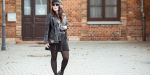 Beitragsbild des Blogbeitrags Herbstlook mit Lederjacke, Streifenshirt und Nietenboots
