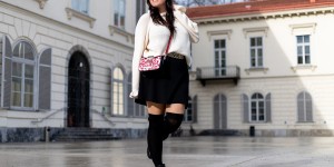 Beitragsbild des Blogbeitrags Outfit mit weißem Faux-Fur-Mantel, schwarzem Rock und Overknee Strümpfen 