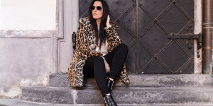 Beitragsbild des Blogbeitrags Leo Mantel mit Statement Moschino Gürtel