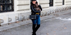 Beitragsbild des Blogbeitrags Streetstyle Outfit mit Lederjacke, Leo Schal, Gucci Gürtel und Overknee Stiefel
