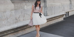 Beitragsbild des Blogbeitrags Sommerliches Outfit mit weißem Plisseerock, rosa Bluse und High Heels