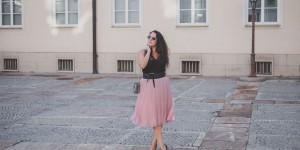 Beitragsbild des Blogbeitrags Rosa Plisseerock mit schwarzem Lace-Top und High Heels 