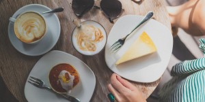 Beitragsbild des Blogbeitrags Kaffee trinken in Graz – Das sind die besten Cafés & Coffee Shops