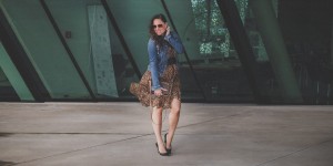 Beitragsbild des Blogbeitrags Trendteil Jeansjacke – der zeitlose Modeklassiker kombiniert zu einem Leoprint Kleid