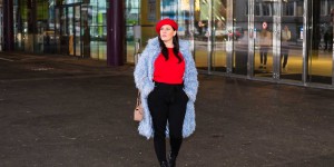 Beitragsbild des Blogbeitrags Blauer Teddycoat von NA-KD, rote Bluse, schwarze Paperbag-Hose, Baskenmütze und Gucci Marmont 