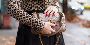 Beitragsbild des Blogbeitrags Plissee-Lederrock, Camel Coat, Richard Allan x H&M Top und Gucci Marmont 