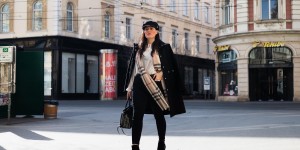 Beitragsbild des Blogbeitrags Outfit mit schwarzem Wollmantel von Hugo, Burberry Schal, Moschino Gürtel und Selma Bag von Michael Kors 