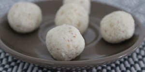 Beitragsbild des Blogbeitrags Leckere Kokos-Proteinbällchen 