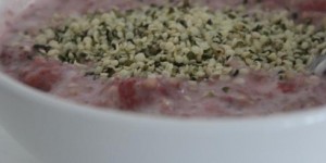 Beitragsbild des Blogbeitrags Schnell & gesund: Buchweizen Brei mit Beeren